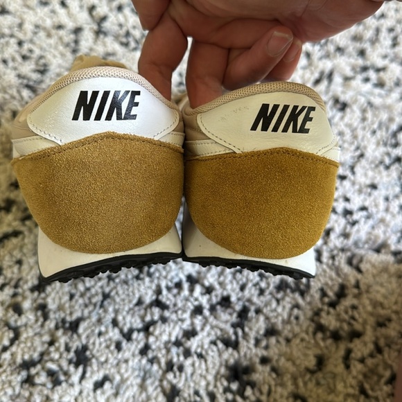 Nike Sneakers Size 9.5 - Picture 6 of 7